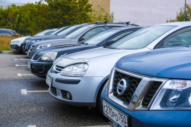 Moskova, Rusya - Eylül, 20, 2018: Arabalara binen bir park-ve-Moskova, Rusya Annino metro istasyonu yakınındaki otopark park