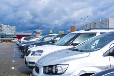 Moskova, Rusya - Eylül, 20, 2018: Arabalara binen bir park-ve-Moskova, Rusya Annino metro istasyonu yakınındaki otopark park