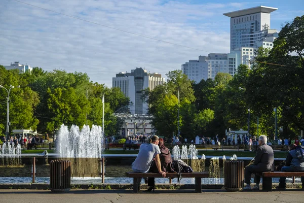 Moskou Rusland September 2018 Mensen Zitten Een Bankje Moskou Park — Stockfoto