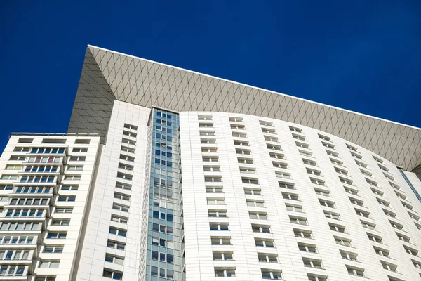 Çok öykülü ev duvarı