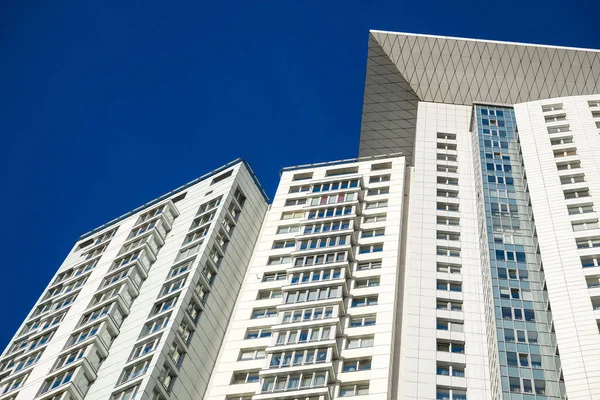 Çok öykülü ev duvarı