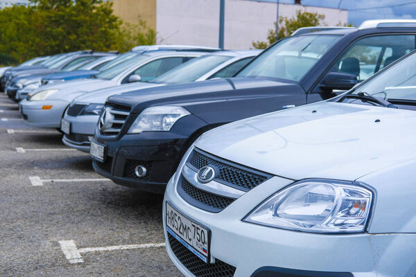 Москва, Россия - 20 сентября 2018 года: Автомобили на парковке возле станции метро "Аннино" в Москве
