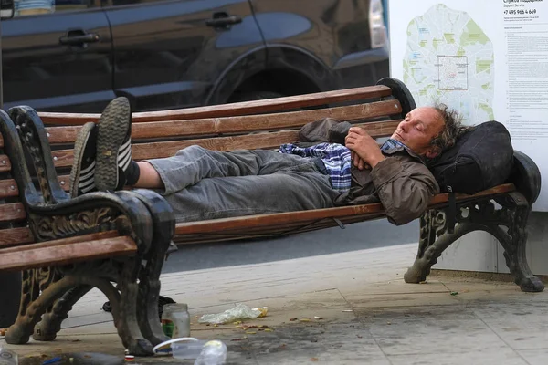 Moskau Russland September 2018 Obdachloser Schläft Auf Einer Bank Der — Stockfoto