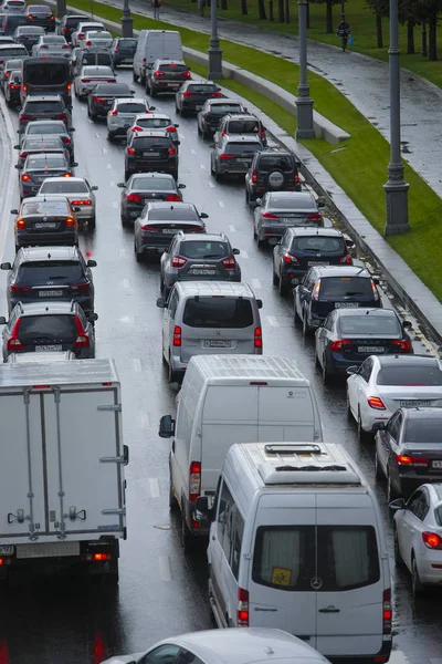 モスクワ ロシア連邦 2018 モスクワのクレムリン堤防で渋滞 — ストック写真