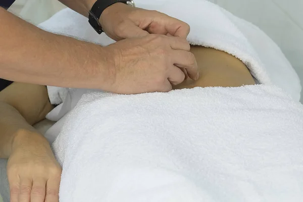 Close Van Handen Van Een Massagetherapeut — Stockfoto