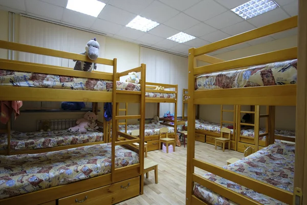 モスクワ ロシア連邦 2018 モスクワ イボタノキ学校 階ベッドの幼稚園寝室のインテリア — ストック写真