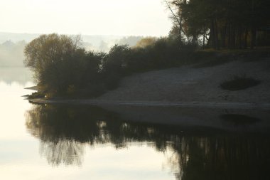 Bir göl günbatımı, görüntü ile sonbahar manzara