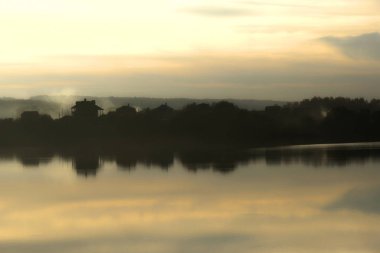 Bir göl günbatımı, görüntü ile sonbahar manzara