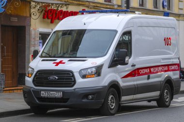 Moskova, Rusya - Ekim, 11, 2018: ambulans van Moskova'da sokakta park.