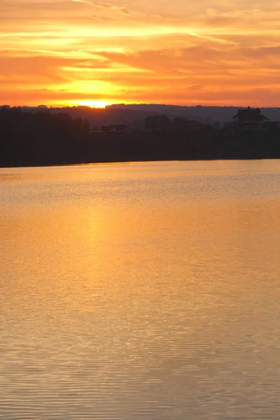 Herfst Landschap Met Afbeelding Van Een Meer Bij Zonsondergang — Stockfoto