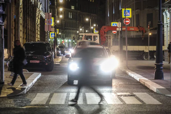 Moskva Ryssland Oktober 2018 Fotgängare Korsar Vägen Moskva Natten — Stockfoto