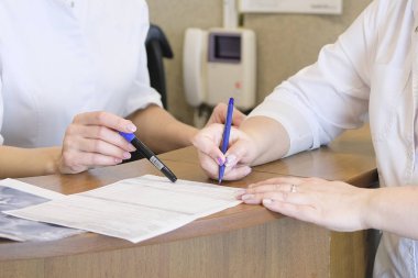 Yazılı Doktor eller