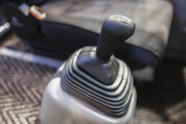 Bir otobüs şanzıman ile sürücü yeri idare altında frontground