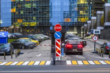 Moskova, Rusya - Kasım, 10, 2018: iş merkezi Moscow City Park girişinde görüntüsünü