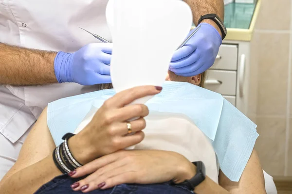 Médico Trabaja Una Clínica Estomatológica —  Fotos de Stock