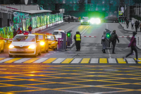 モスクワ ロシア連邦 2018 モスクワ市のビジネス センターに駐車場への入口の画像 — ストック写真