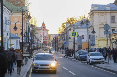 Moskova, Rusya - Ekim, 12, 2018: Moskova Sokağı'nda akşam