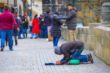 Prague, Çek Cumhuriyeti - Kasım, 20, 2018: dilenci Prag'daki Charles Köprüsü üzerinde  