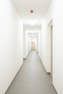 Bir iş merkezinin beyaz koridor 