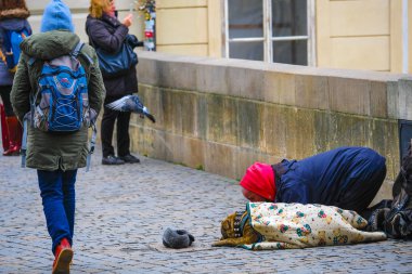 Prague, Çek Cumhuriyeti - Kasım, 20, 2018: dilenci Prag'daki Charles Köprüsü üzerinde  