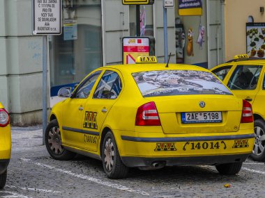 Prague, Çek Cumhuriyeti - Kasım, 20, 2018: araçlarda Prag'da bir park taksi