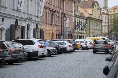 Prague, Çek Cumhuriyeti - Kasım, 20, 2018: arabalar park Prag