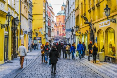 Prag, Çek Cumhuriyeti - Kasım, 19, 2018: bir sokakta, bir merkezi Prag turist