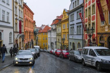 Prague, Çek Cumhuriyeti - Kasım, 20, 2018: arabalar park Prag