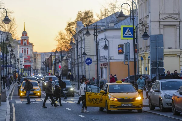 Μόσχα Ρωσία Νοέμβριος 2018 Κίτρινο Ταξί Ένα Κέντρο Της Μόσχας — Φωτογραφία Αρχείου