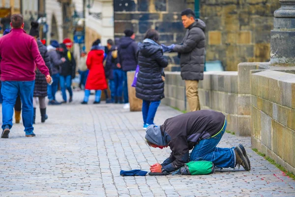 Prague, Çek Cumhuriyeti - Kasım, 20, 2018: dilenci Prag'daki Charles Köprüsü üzerinde  
