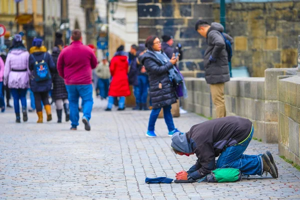 Prague Tsjechië November 2018 Bedelaar Karelsbrug Praag — Stockfoto