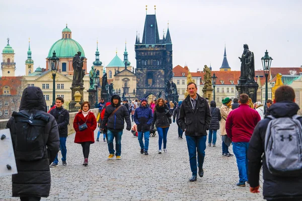 プラハ チェコ共和国 2018 プラハのカレル橋の人々 の群衆 — ストック写真