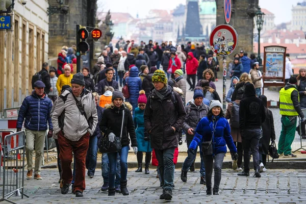 Prague Çek Cumhuriyeti Kasım 2018 Kalabalık Insan Prag Charles Köprüsü — Stok fotoğraf