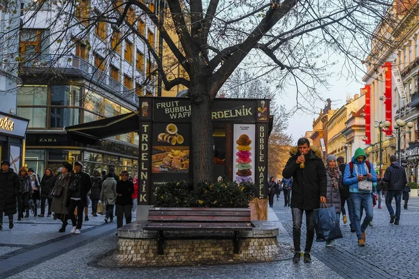 Praga Chequia Noviembre 2018 Turistas Una Calle Centro Praga — Foto de Stock