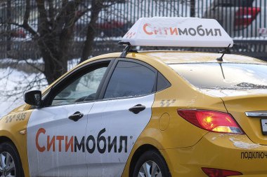 Moskova, Rusya - Kasım, 27, 2018: Moskova'da sarı taksi