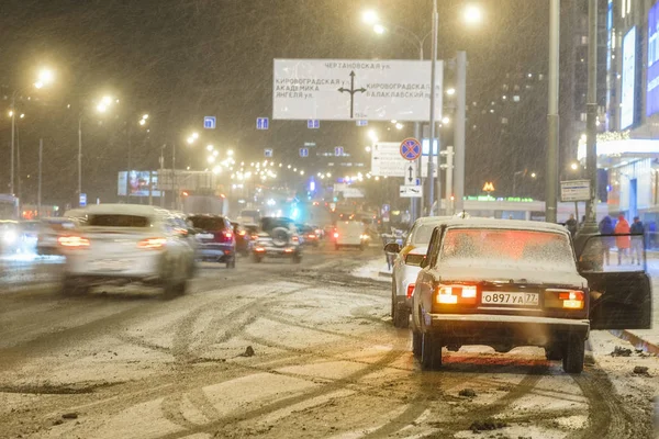 Mosca Russia Novembre Auto Una Strada Maestra Una Sera Tempesta — Foto Stock