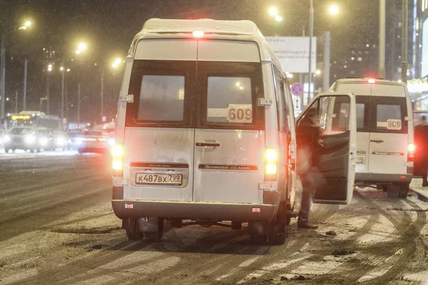 눈보라에서 저녁에 고속도로에 모스크바 러시아 자동차 — 스톡 사진