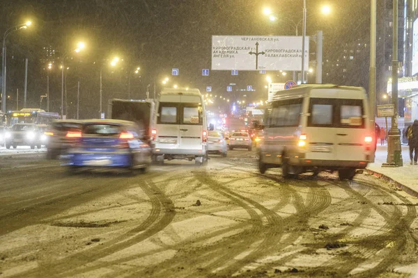 Moskva Rusko Listopad Auta Dálnici Večer Římské Fontány Sněhová Bouře — Stock fotografie
