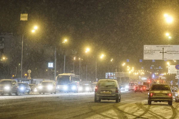 Moscou Rússia Novembro Carros Uma Estrada Uma Tarde Nevasca — Fotografia de Stock
