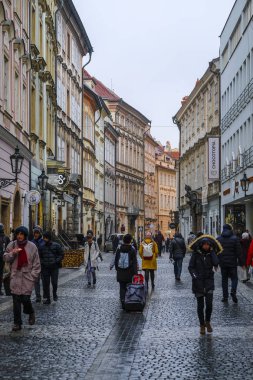 Prague, Çek Cumhuriyeti - Kasım, 20, 2018: Street, eski bir şehir Prag