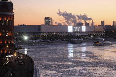 Moskova Moskova Nehri üzerinden görünüm gün batımında