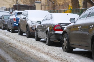 Moskova, Rusya - Aralık, 2, 2018: Moskova'da bir otopark araçlarda