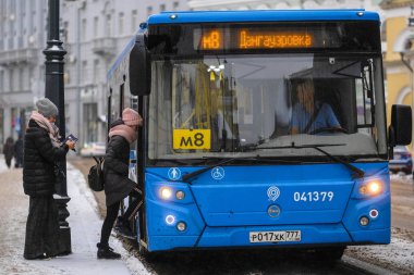 Moskova, Rusya - Aralık, 2, 2018: Moskova'da düzenli otobüs