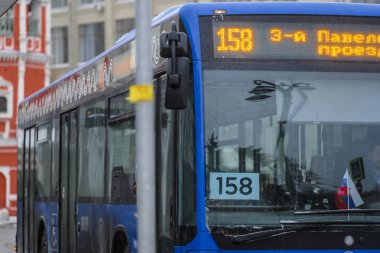 Moskova, Rusya - Aralık, 2, 2018: Moskova'da düzenli otobüs