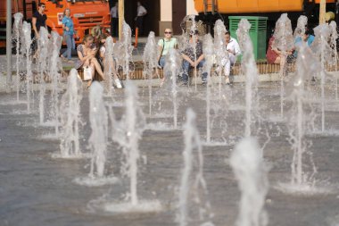 Moskova, Rusya - Eylül, 10, 2018: Moskova Nehri EXHEBITION merkezi Krimsky Köprüsü'nde Moskova yakınlarındaki bir set üzerinde çeşmeler Grup