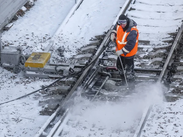 Railway Worker Cleans Railway Track — Stock Photo, Image