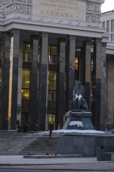 モスクワ ロシア連邦 2018 ロシア国家レーニン 入り口でヒョードル ドストエフ スキー記念碑のライブラリ — ストック写真