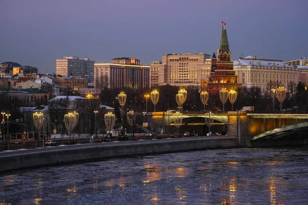 从莫斯科河日落时可以欣赏到莫斯科的景色 — 图库照片