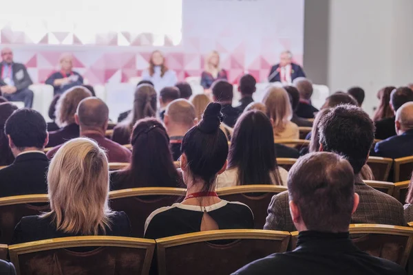 Moskova, Rusya - Aralık, 13, 2018: insanlar üzerinde bir konferans, Moskova, Rusya