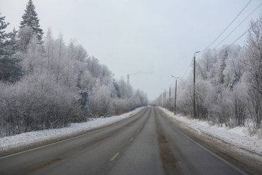 Bir kış yol görüntü ile manzara